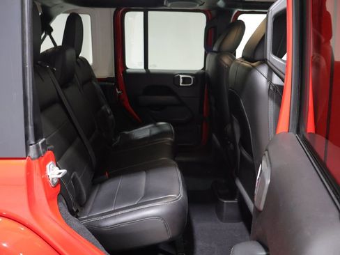 Used 2019 Jeep Wrangler Unlimited Sahara w/ Uconnect 4C Nav & Sound Group AWD/4WD image 18