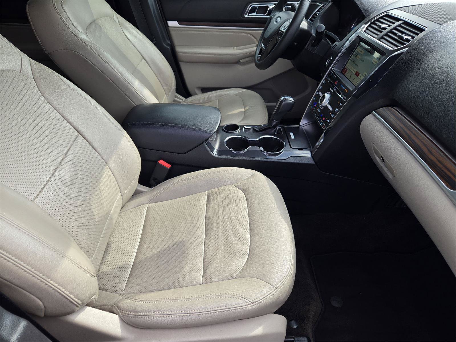 Used 2018 Ford Explorer Limited w/ Equipment Group 301A FWD image 12