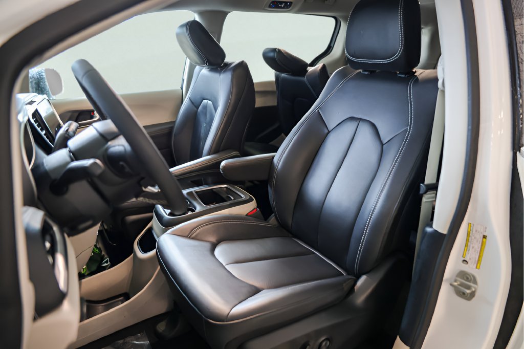 Used 2024 Chrysler Pacifica Limited FWD image 9