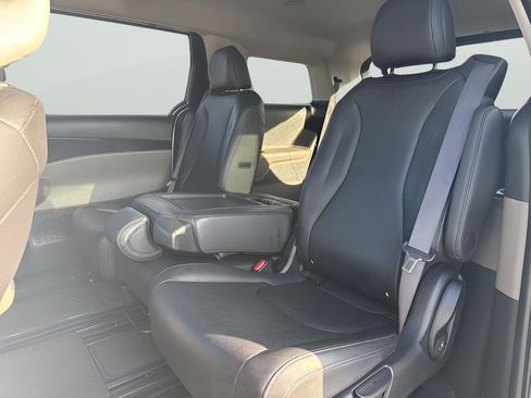 Used 2025 Kia Carnival FWD image 22