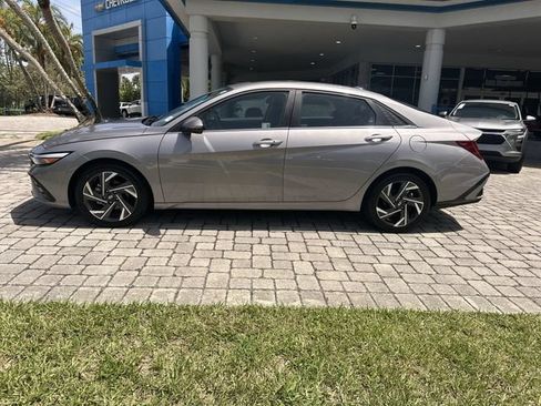 Used 2025 Hyundai Elantra SEL FWD image 31