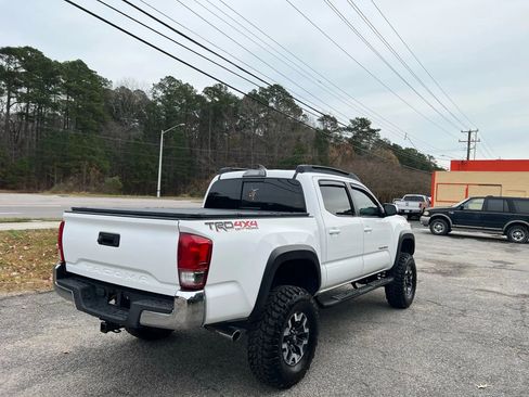Used 2017 Toyota Tacoma TRD Off-Road image 5