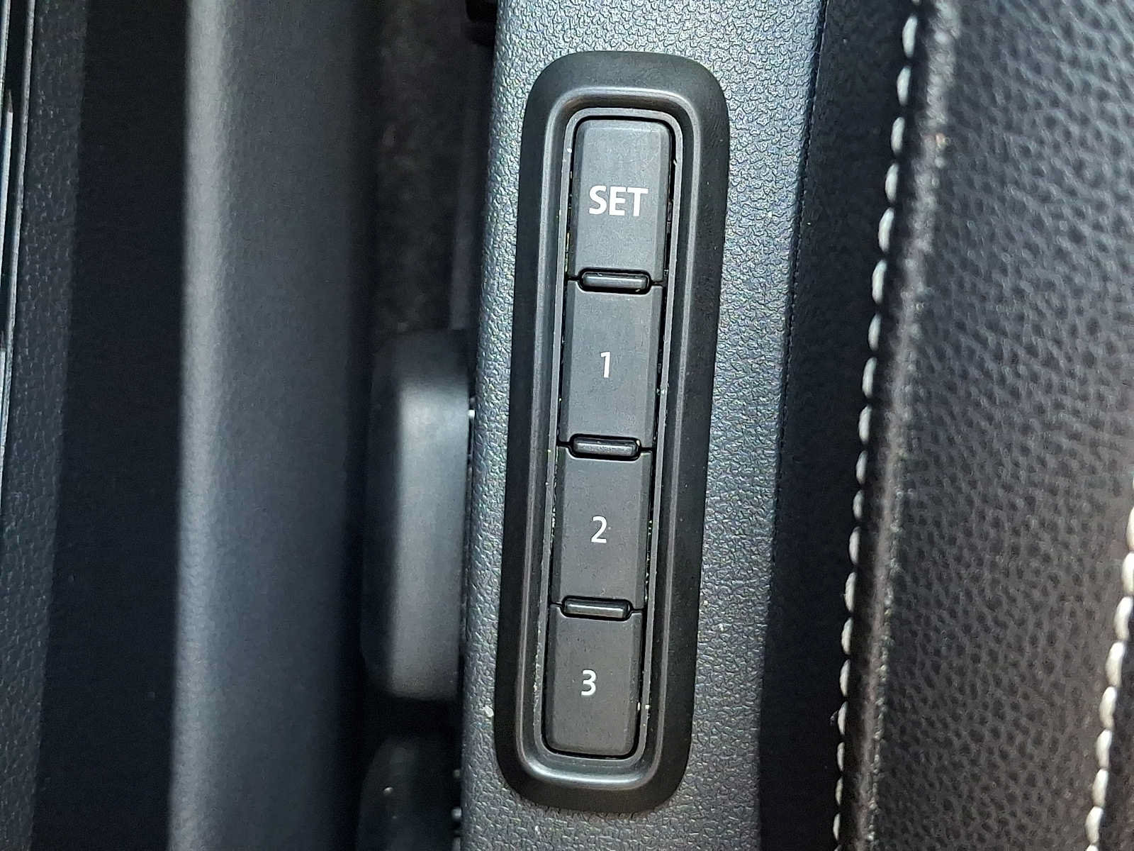 Used 2025 Volkswagen Jetta SEL FWD image 31