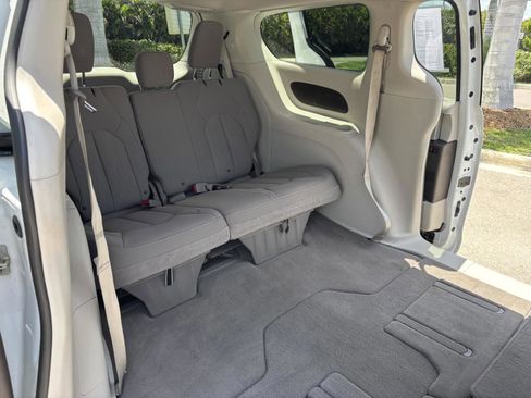 Used 2021 Chrysler Voyager LX image 10