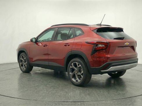 Used 2025 Chevrolet Trax LT w/ LT Convenience Package image 6