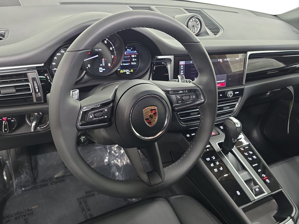 Certified 2026 Porsche Macan AWD/4WD image 4
