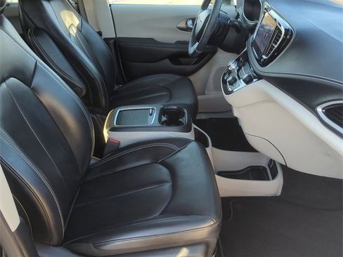 Used 2023 Chrysler Pacifica Touring-L image 25