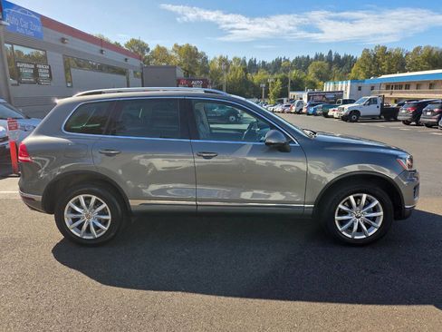 Used 2015 Volkswagen Touareg Sport image 8