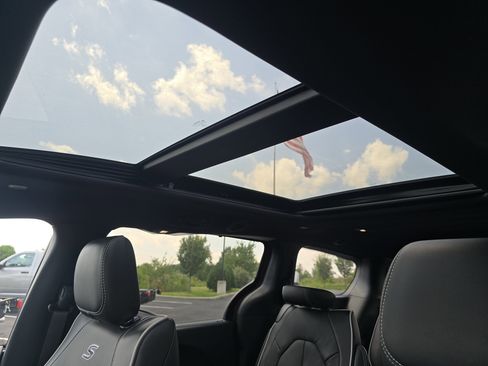 New 2026 Chrysler Pacifica Limited w/ S Appearance Package image 2