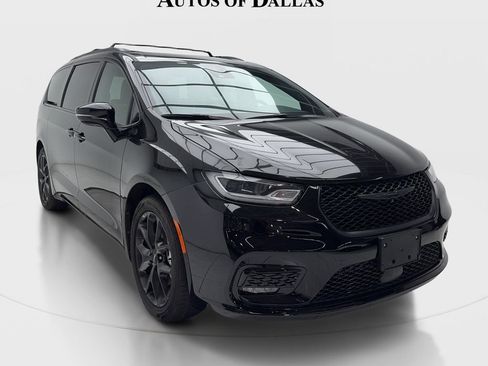 Used 2025 Chrysler Pacifica Limited FWD image 2