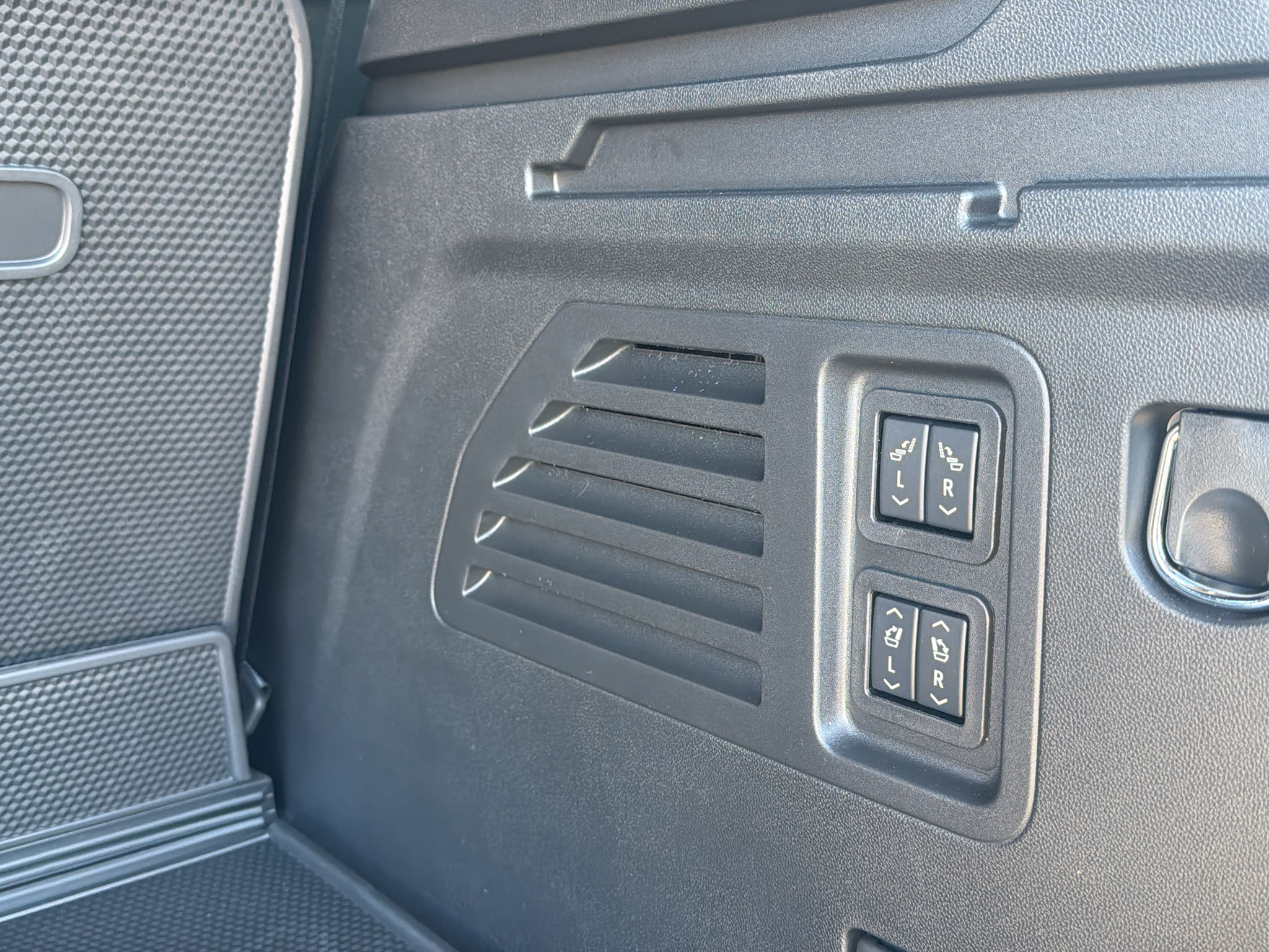 New 2027 Chevrolet Traverse RS w/ LPO, Floor Liner Package FWD image 11
