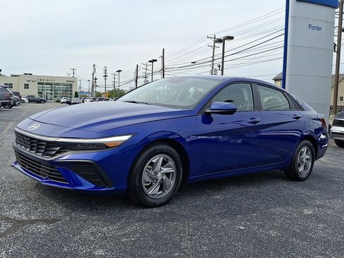 Certified 2025 Hyundai Elantra SE image 3