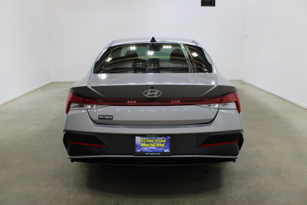 Used 2024 Hyundai Elantra Limited FWD image 4