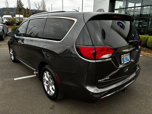 Used 2017 Chrysler Pacifica Limited image 6