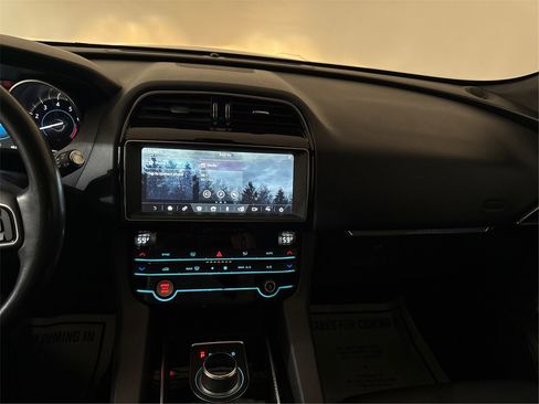 Used 2020 Jaguar F-PACE Premium image 16
