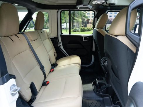 Used 2020 Jeep Wrangler Unlimited Sahara AWD/4WD image 17