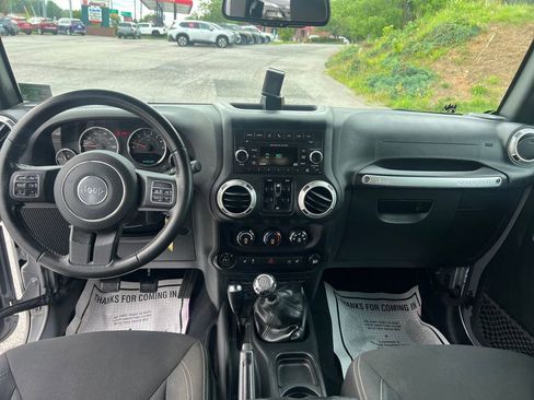 Used 2018 Jeep Wrangler Unlimited Rubicon w/ Cold Weather Group image 13