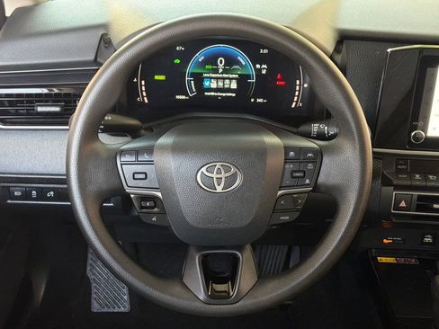 Used 2025 Toyota Camry LE image 4