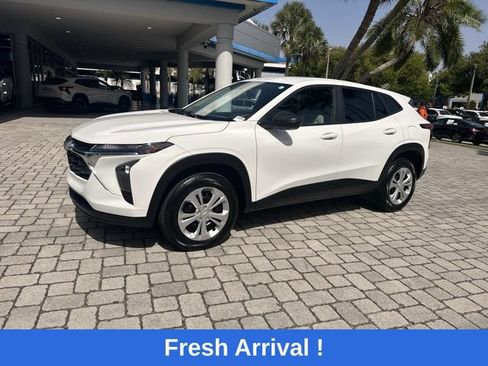 Used 2025 Chevrolet Trax LS FWD image 31