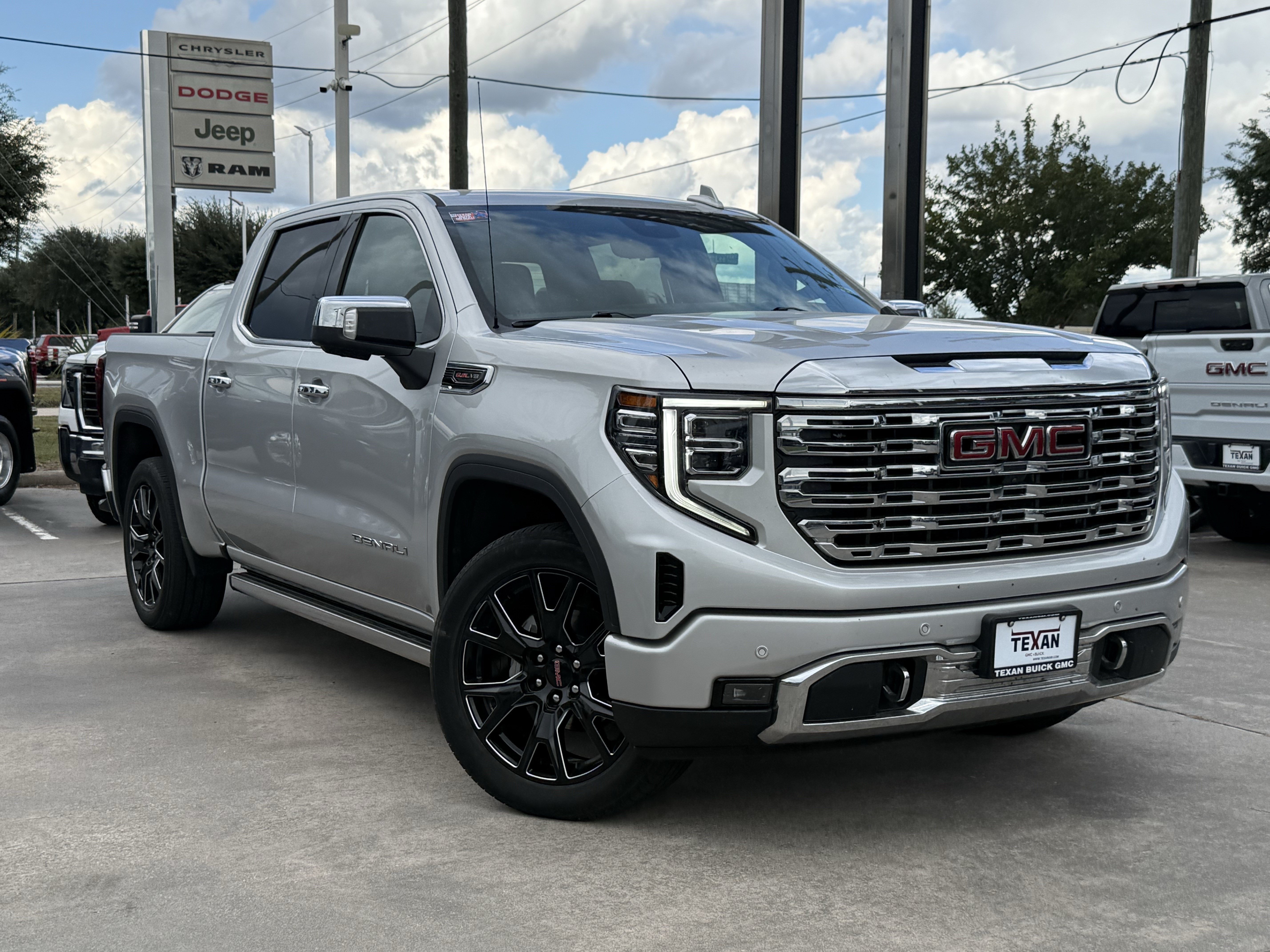 Used 2022 GMC Sierra 1500 Denali w/ Technology Package AWD/4WD image 2