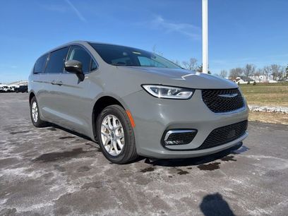 Used 2023 Chrysler Pacifica Touring-L
