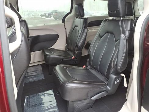 Used 2023 Chrysler Pacifica Touring-L image 12