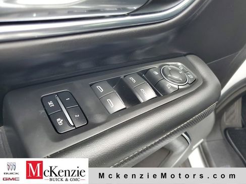 Used 2023 Chevrolet Suburban Premier image 9