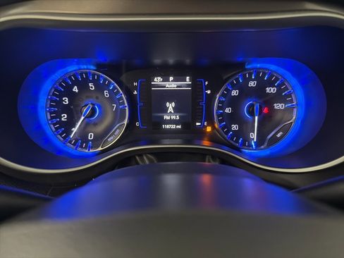 Used 2020 Chrysler Pacifica Touring-L image 22