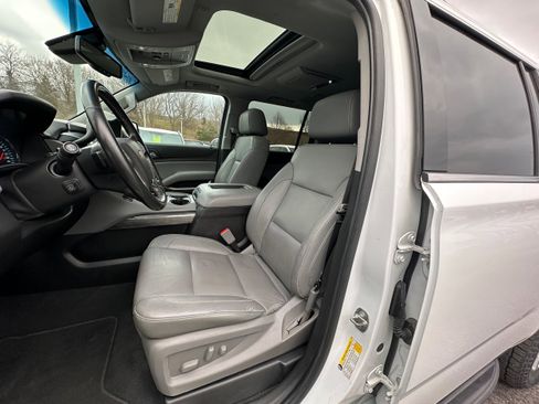 Used 2019 Chevrolet Suburban LT image 34