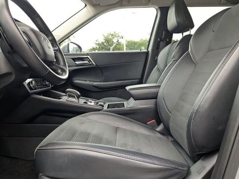 Used 2024 Mitsubishi Outlander SE image 27