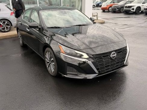 Used 2025 Nissan Altima 2.5 SV FWD image 13