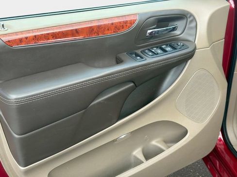 Used 2015 Chrysler Town & Country Touring-L w/ Driver Convenience Group FWD image 14