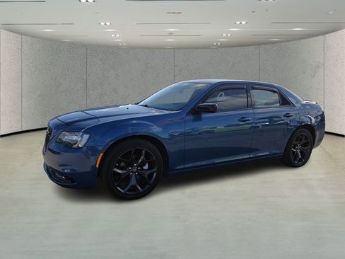 Used 2023 Chrysler 300 Touring w/ Sport Appearance Package image 7