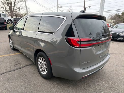 Used 2023 Chrysler Pacifica Touring-L image 5