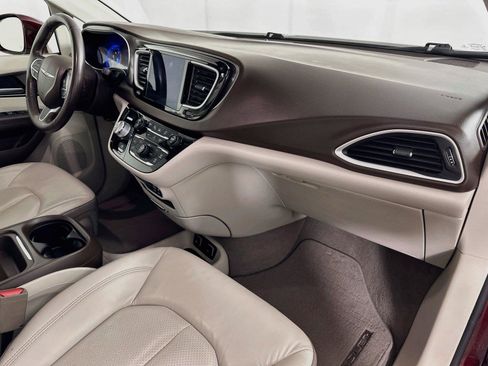 Used 2018 Chrysler Pacifica Touring-L w/ Advanced Safetytec Group FWD image 29