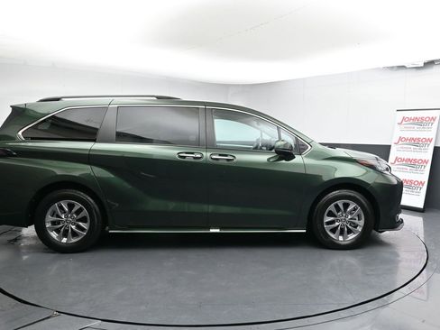 Used 2023 Toyota Sienna XLE image 9