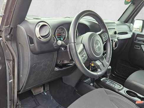 Used 2018 Jeep Wrangler Unlimited Sahara w/ Connectivity Group AWD/4WD image 10