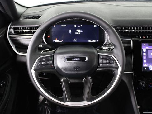 Used 2025 Jeep Grand Cherokee Laredo image 20