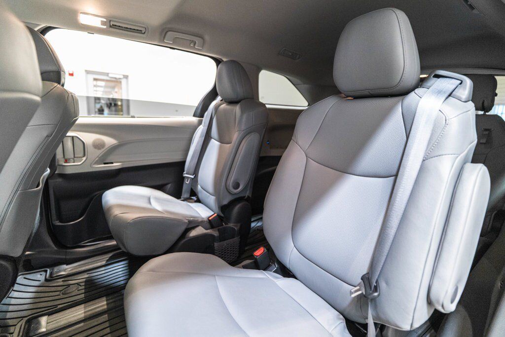 Certified 2024 Toyota Sienna XLE AWD/4WD image 31