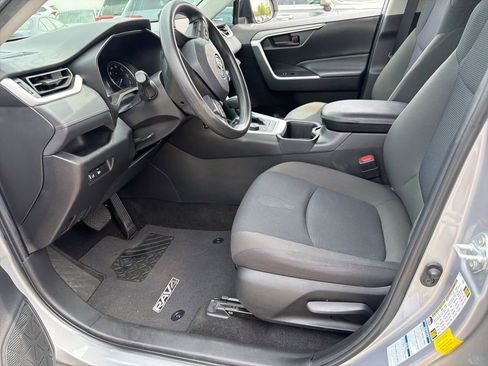 Used 2022 Toyota RAV4 LE image 10