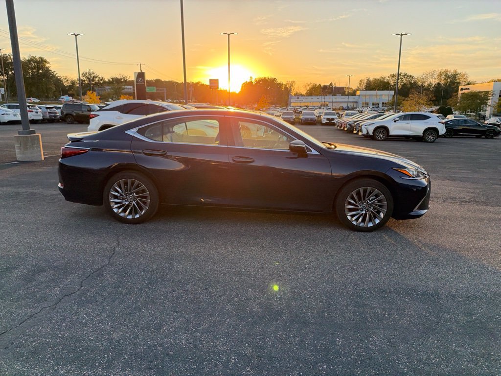 Used 2025 Lexus ES 350 w/ Luxury Package FWD image 13