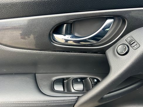 Used 2019 Nissan Rogue SV image 8