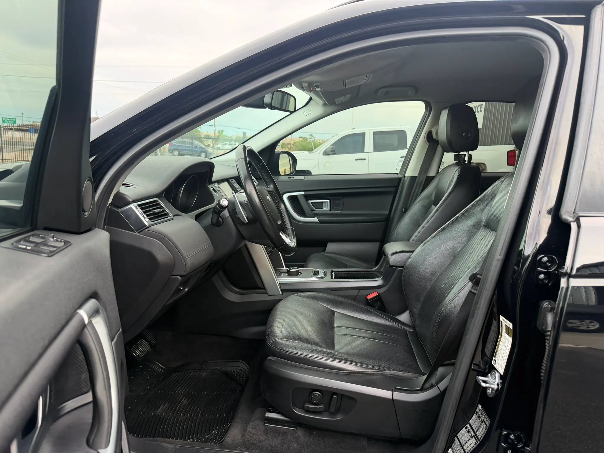 Used 2018 Land Rover Discovery Sport SE AWD/4WD image 18