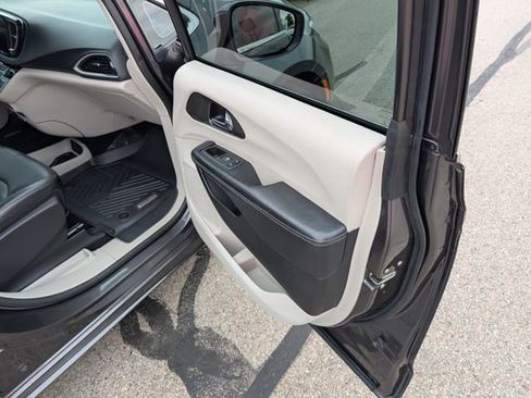 Used 2022 Chrysler Pacifica Touring-L FWD image 4