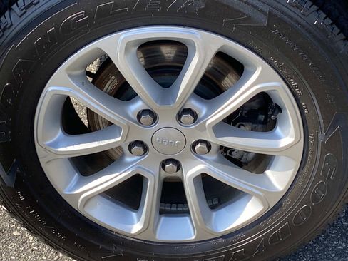 Used 2021 Jeep Grand Cherokee Laredo AWD/4WD image 26