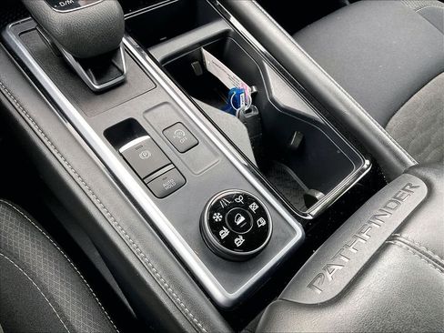 Used 2025 Nissan Pathfinder SV image 33