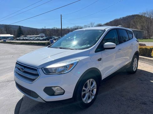 Used 2017 Ford Escape SE image 3
