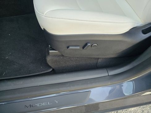 Used 2023 Tesla Model Y 2WD image 15