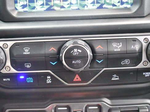 Used 2022 Jeep Wrangler Unlimited Sahara image 45