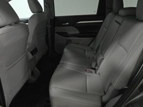 Used 2019 Toyota Highlander XLE image 13